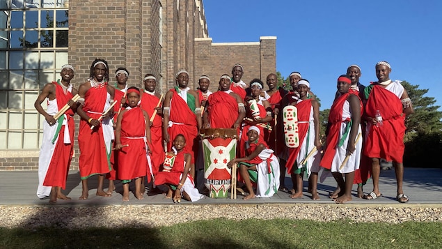Le groupe Abahebera derrière le tambour principal, Ingoma, qui porte ledrapeau Burundais.