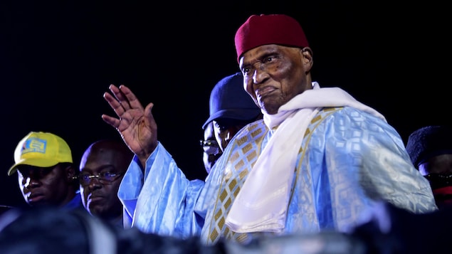 Abdoulaye Wade salue la foule.