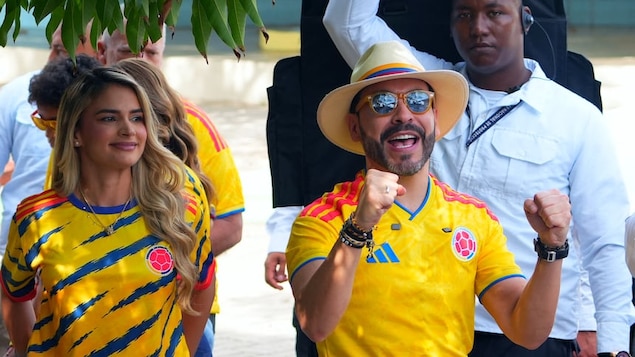 Abelardo de la Espriella, the Colombian presidential candidate for the Defensores de la Patria movement, gestures next to his wife, Ana Lucia Pineda, at a polling station in Barranquilla, Colombia, on June 21. 