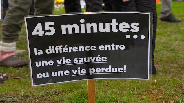 affiche dans une manifestation devant l'hôpital de Senneterre.