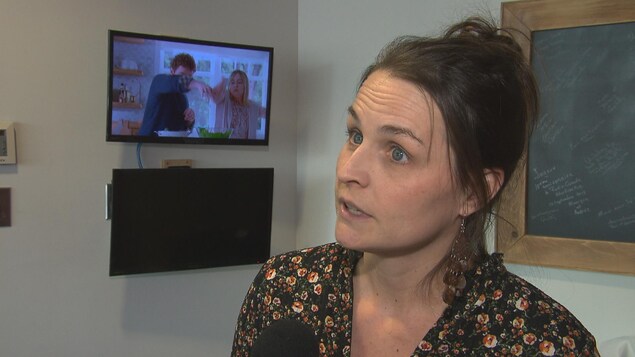 Mylène Rioux, ancienne commissaire scolaire à la CSRS, lors d'une entrevue avec un journaliste.