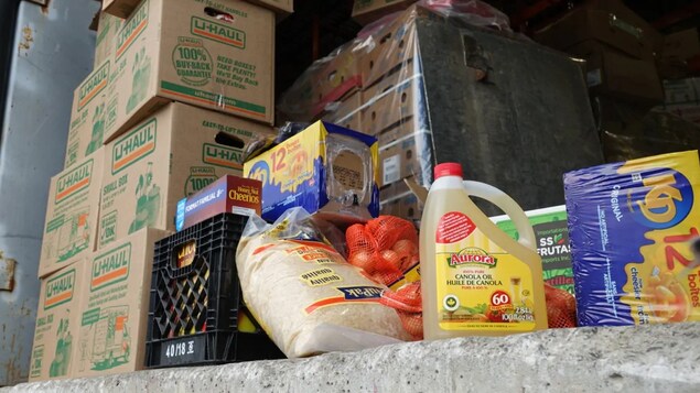 Des denrées et des boîtes avant la distribution.