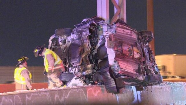 Une voiture écrasée contre un poteau sur l'autoroute 401 Une voiture écrasée contre un poteau sur l'autoroute 401