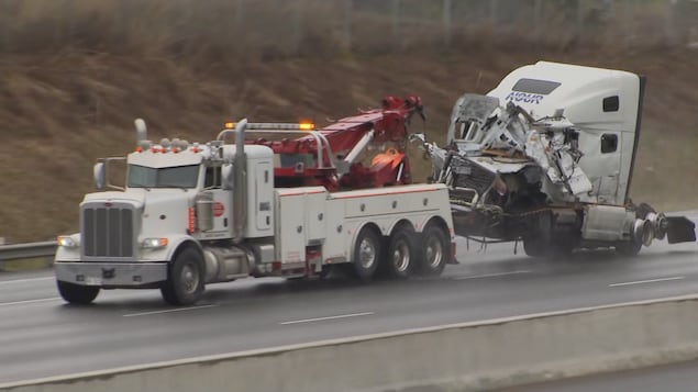 Un camion complètement embouté à l'avant se fait remorquer sur l'autoroute 401 à Whitby le 30 avril 2024.