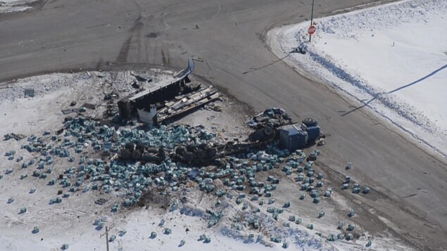 Vue aérienne de la collision entre un semi-remorque et l'autocar de l'équipe de hockey junior des Broncos de Humboldt qui est survenue au sud de Nipawin, en Saskatchewan.