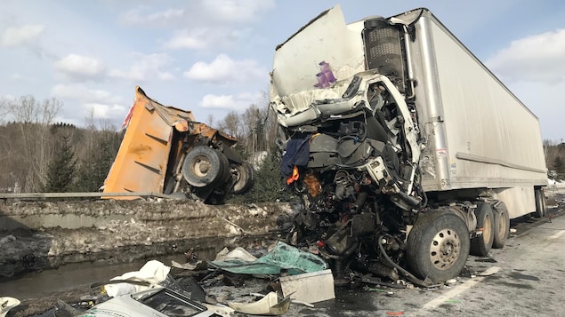 Un camion de déneigement et un camion semi-remorque ont été impliqués dans l'accident.