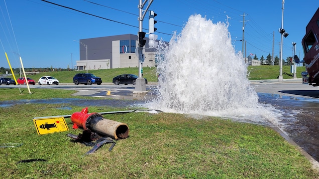 Une automobiliste sectionne une borne-fontaine après avoir fait des tonneaux