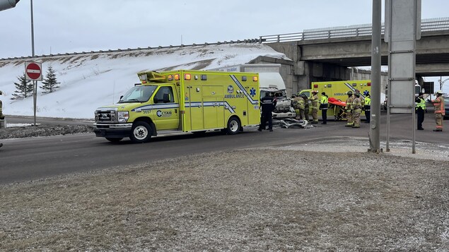Des véhicules d'urgence interviennent sur une scène d'accident. 
