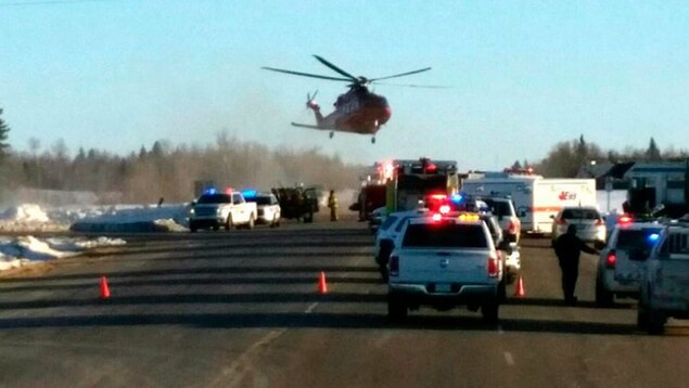 Un hélicoptère se pose sur les lieux d'un accident de la route