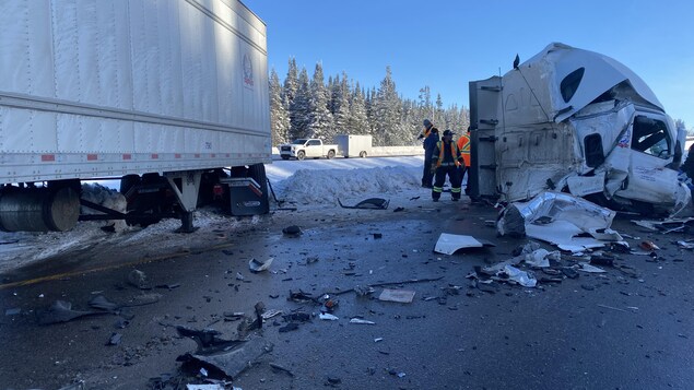 Accident entre deux camions lourds sur la route 175