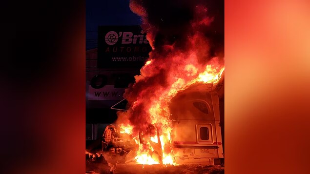 Un camion en flamme sur l'autoroute Circle Drive de Saskatoon, en Saskatchewan, le 3 mars 2026.