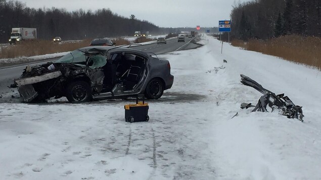 La voiture accidentée sur l'autoroute 20