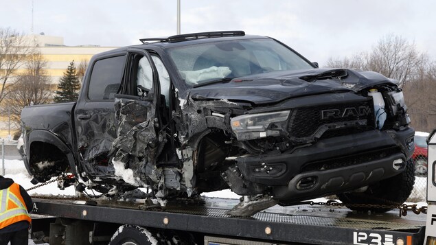 Une camionnette accidentée après une collision sur l'autoroute 40, à Montréal.