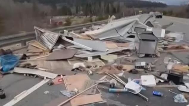 Des débris jonchent le sol.