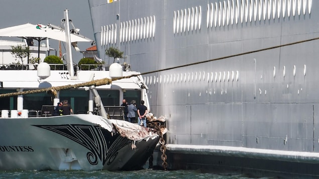 Le bateau de tourisme River Countess a été endommagé à la suite d'un contact avec le paquebot de croisière MSC Opera, qui a perdu le contrôle alors qu'il venait accoster à Venise, en Italie.