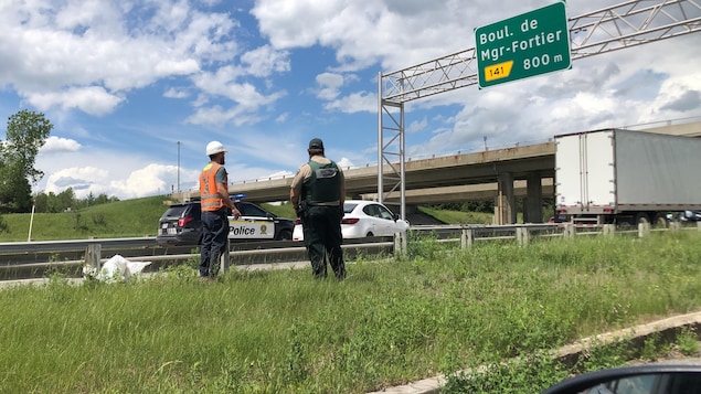 Un policier sur l'autoroute 10, à la hauteur de Sherbrooke.