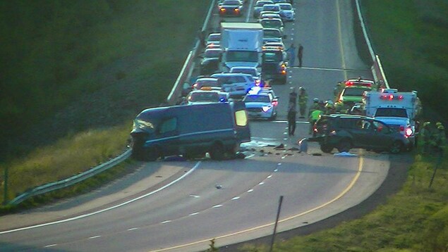 Deux des véhicules accidentés et le trafic causé par l'accident. Deux des véhicules accidentés et le trafic causé par l'accident.