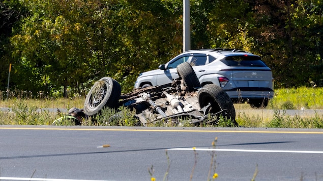 Une voiture est renversée.