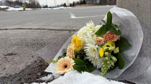 Des fleurs déposées au coin du chemin Cedarview et de la promenade Kennevale, à Ottawa.