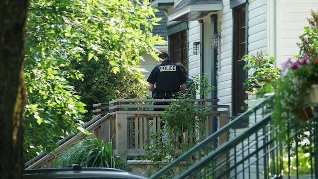 Des témoins potentiels sont rencontrés par les policiers. Des témoins potentiels sont rencontrés par les policiers.