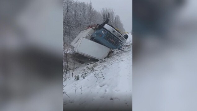 Un camion renversé.