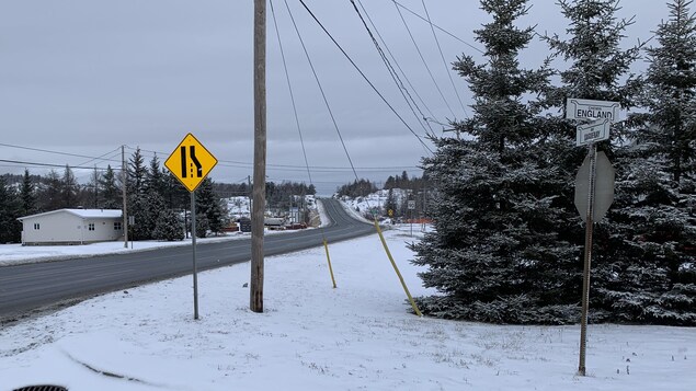 Une pancarte indiquant une vitesse de 90 km/h se situe tout près de l'intersection en question.