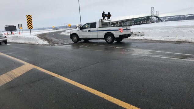 Une camionnette de Transports Québec bloque l’entrée de la bretelle donnant accès au pont de l’île d’Orléans, sur la rive nord du fleuve Saint-Laurent.