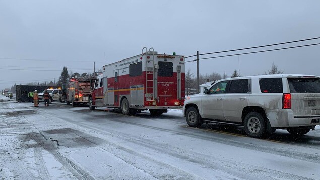 Des véhicules d'urgence sur la route 117 sur les lieux d'un accident.