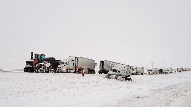 Un accident impliquant plusieurs semi-remorques force la fermeture d'une portion de l'autoroute Transcanadienne en Saskatchewan, le 8 février 2024.
