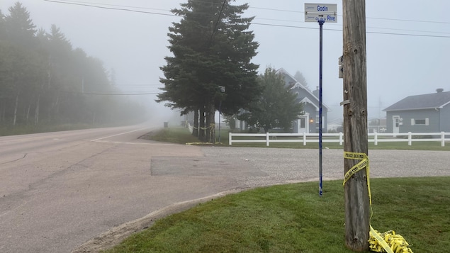 Un ruban de police sur un poteau près de l'intersection.