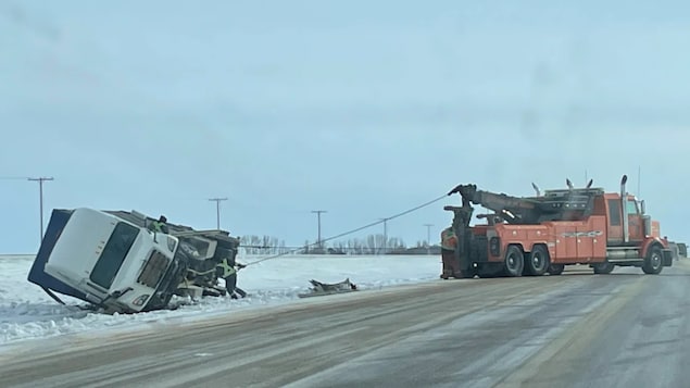 3 personnes à l’hôpital après une série de tonneaux sur l’autoroute 11