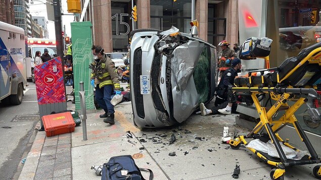 Spectaculaire accident de la route au centre-ville de Toronto