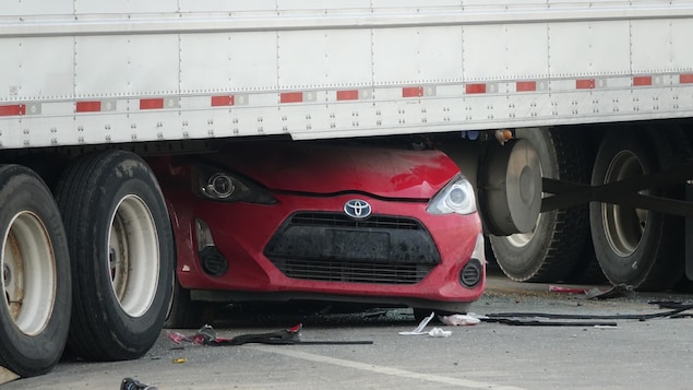 Une voiture se retrouve sous un camion après un accident Une voiture se retrouve sous un camion après un accident