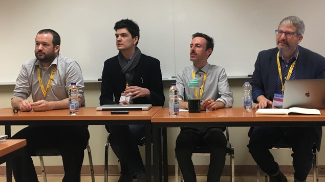 Des conférenciers à la table Des conférenciers à la table