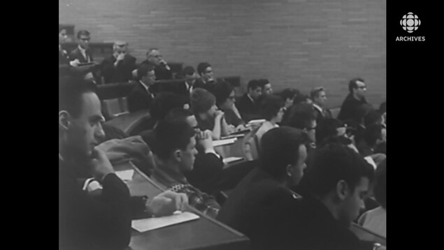 Étudiants dans un auditorium en 1963