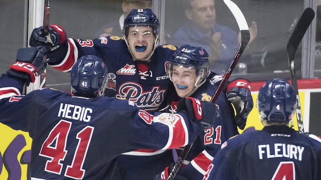 Les Pats de Regina célèbrent le but de leur capitaine, Sam Steel. Les Pats de Regina célèbrent le but de leur capitaine, Sam Steel.