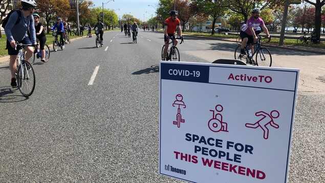 Un panneau d'ActiveTO sur une route de Toronto réservée aux cyclistes et aux piétons.