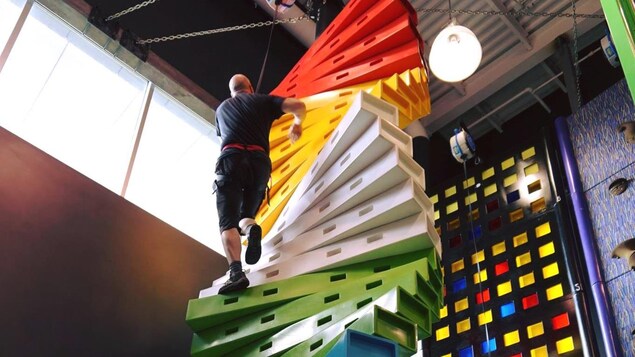 Un homme escalade un étrange escalier. Un homme escalade un étrange escalier.