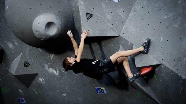Un garçon fait de l'escalade de bloc. Un garçon fait de l'escalade de bloc.