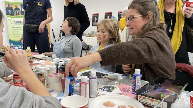 Des femmes et des enfants font du bricolage.