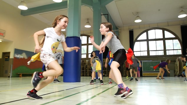 On voit plusieurs élèves en arrière-plan qui essaient de s'attraper. Même chose pour les deux jeunes filles en avant-plan.