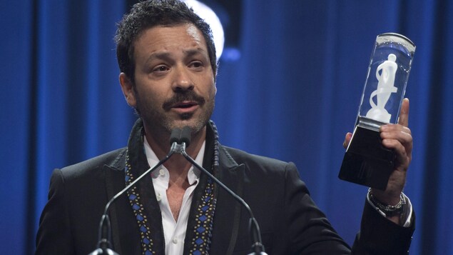 Le fils de Leonard Cohen, Adam, a accepté le prix Juno d'artiste de l'année remis à son père, mort en novembre 2016. Le fils de Leonard Cohen, Adam, a accepté le prix Juno d'artiste de l'année remis à son père, mort en novembre 2016.