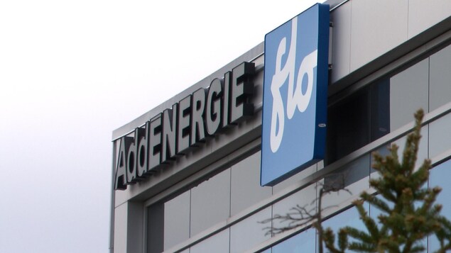 Vue sur le logo d'AddÉnergie au sommet d'un bâtiment vitré.