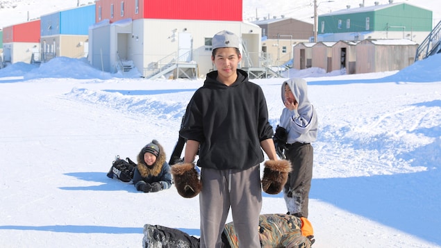 Des jeunes jouant dans la rue enneigée à Salluit, au Nunavik.