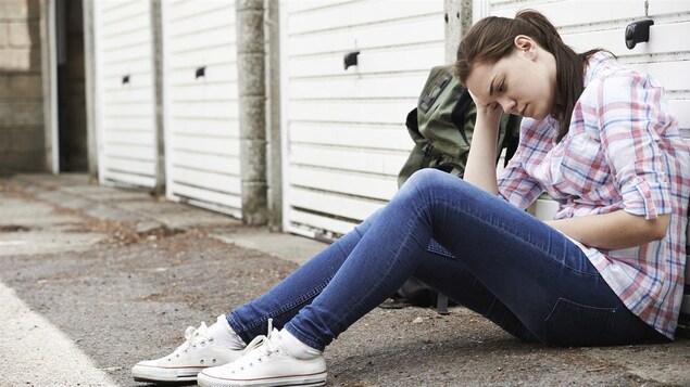 Une jeune fille préoccupée.