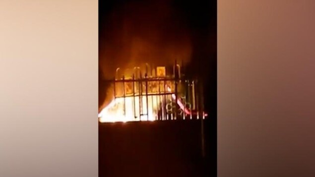 Capture d'écran d'un terrain de jeu incendié.