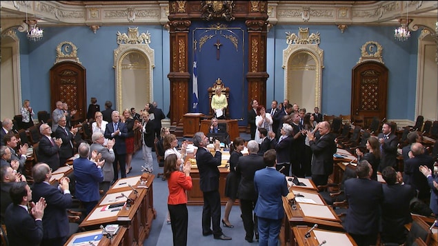 Des députés applaudissent à l'Assemblée nationale