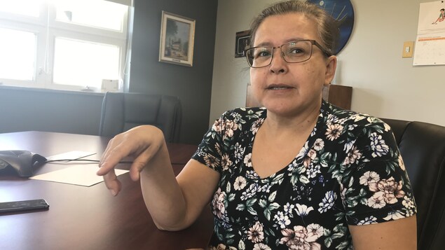 Adrienne Jérôme accorde une entrevue dans une salle de conférence.