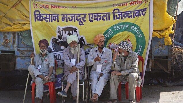 ਭਾਰਤੀ ਕਿਸਾਨ ਤਿੰਨ ਖੇਤੀ ਕਾਨੂੰਨਾਂ ਨੂੰ ਰੱਦ ਕਰਾਉਣ ਕਰਾਉਣ ਲਈ ਦਿੱਲੀ ਵਿੱਚ ਪ੍ਰਦਰਸ਼ਨ ਕਰ ਰਹੇ ਹਨ I