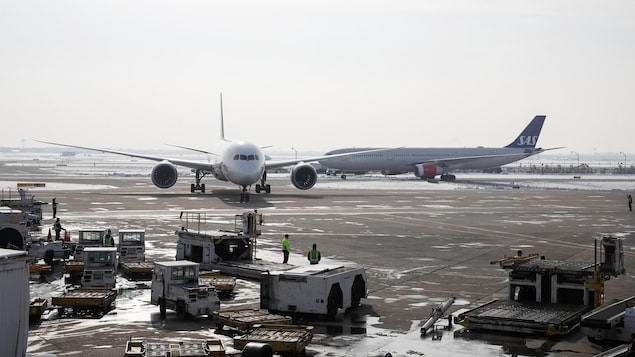 Deux avions sur le tarmac d'un aéroport.
